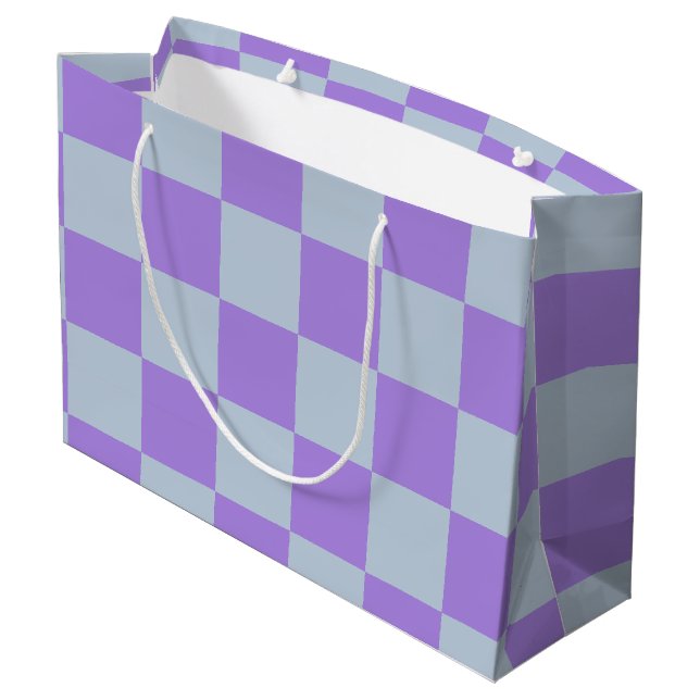 Soft Blue und Lavender Checked Große Geschenktüte (Rückseite Schrägansicht)