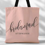 Soft Coral Pink Bridesmaid Modernes Skript Tasche<br><div class="desc">Zeigen Sie Ihrem Brautparty mit dieser stilvollen, weich korallenrosa, überdachten Totentasche Ihre Wertschätzung. Diese Tasche mit modernem Drehbuch und dem Namen Ihrer Brautjungfrau ist praktisch und elegant zugleich. Die weiche Farbe und das schicke Design machen es perfekt, um das Wesentliche des Hochzeitstages oder Alltagsgegenstände zu tragen. Diese personalisierte Totttasche verleiht...</div>