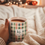 Soft Evergreen Gingham Monogram Kaffeetasse<br><div class="desc">Mit dieser eleganten Soft Evergreen Gingham Monogram Coffee Tasse fügen Sie Ihrer Morgenroutine eine Touch personalisierten Stils hinzu. Mit einem zeitlosen Gingham-Muster in den Farben Evergreen, Red und Blush ist diese Tasse perfekt, um sich mit Ihrem Lieblingsgetränk verwöhnen zu lassen. Das anpassbare Monogramm-Design macht es zu einem nachdenklichen Geschenk für...</div>