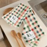 Soft Evergreen Gingham Monogram Küchentuch<br><div class="desc">Mit diesem Soft Evergreen Gingham Monogram Küchentuch fügen Sie Ihrer Küche eine Touch zeitlosen Charmes hinzu. Mit einem klassischen Gingham-Muster in warmen, immergrünen, korallenförmigen und neutralen Tönen verbindet dieses Küchenerlebnis Stil und Funktionalität. Aus weichem, saugfähigem Material gefertigt, eignet es sich perfekt zum Trocknen von Geschirr, zum Abwischen von Oberflächen oder...</div>