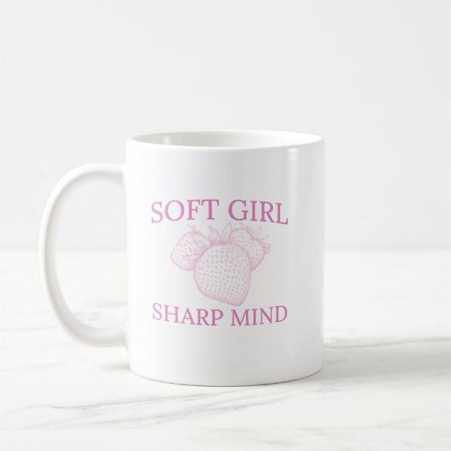 Soft Girl Sharp Mind — Strawberry Aesthetic Design Kaffeetasse (Links)