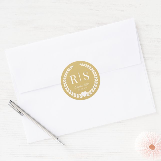Soft Gold Wedding Monogram Initials Runder Aufkleber (Umschlag)