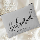 Soft Gray Bridesmaid Moderne Kalligrafie Zubehörtasche<br><div class="desc">Feiern Sie Ihr Brautparty mit diesem eleganten, weich grauen, überdachten Accessoire-Beutel. Mit moderner Kalligraphie und dem Namen Ihrer Brautjungfrau ist dieser Beutel sowohl stilvoll als auch praktisch. Die weiche, staubige Salbei-Farbe und das elegante Skript schaffen ein ausgeklügeltes Aussehen, das perfekt zum Halten von Make-up, Toilettenartikeln oder anderen essenziellen Dingen geeignet...</div>