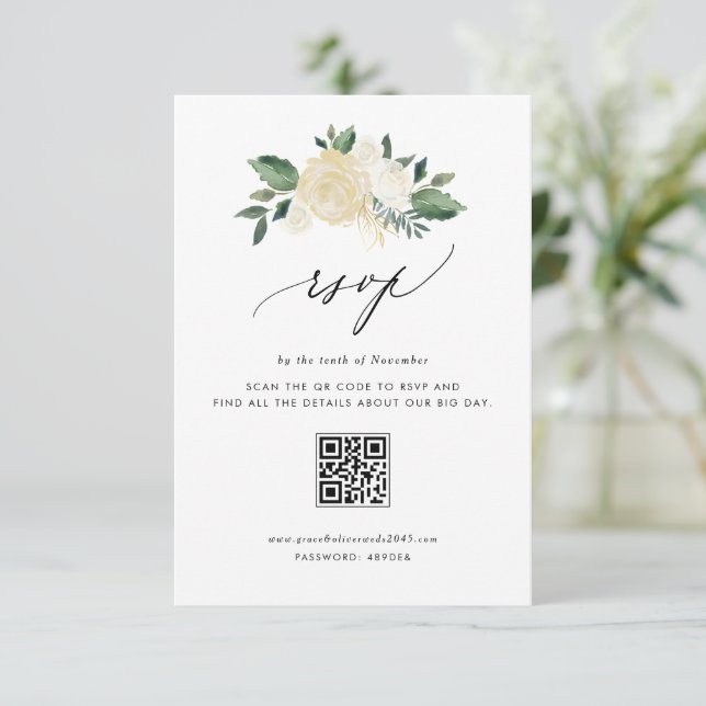 Soft Ivory Blume und Greenery Wedding QR Code RSVP Karte (Stehend Vorderseite)