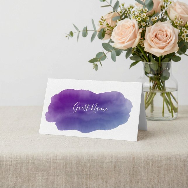 Soft lila Aquarellname Platzkarte (Soft purple watercolor guest name place card.)
