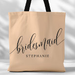 Soft Peach Bridesmaid Modernes Skript Tasche<br><div class="desc">Zeigen Sie Ihrem Brautparty mit dieser stylischen, weich pfirsichfarbenen Totentasche Ihre Wertschätzung. Diese Tasche mit modernem Drehbuch und dem Namen Ihrer Brautjungfrau ist praktisch und elegant zugleich. Die weiche Farbe und das schicke Design machen es perfekt, um das Wesentliche des Hochzeitstages oder Alltagsgegenstände zu tragen. Diese personalisierte Totttasche verleiht den...</div>