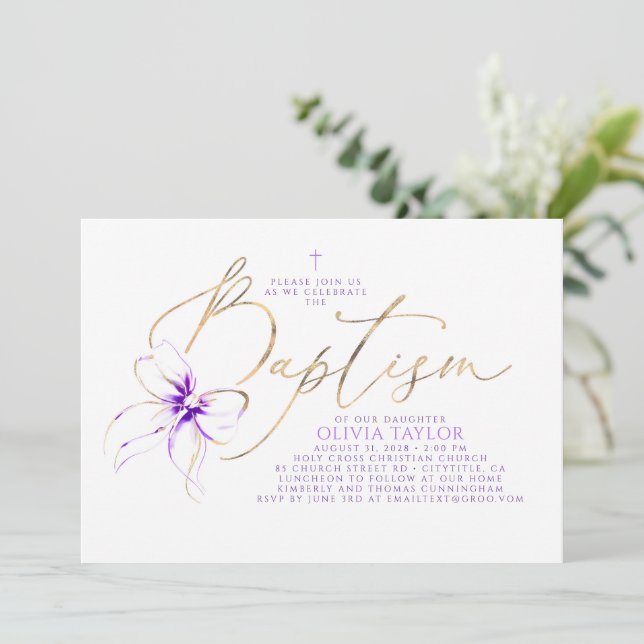 Soft Purple Bow Elegant Minimalist Modern Baptism Einladung (Stehend Vorderseite)
