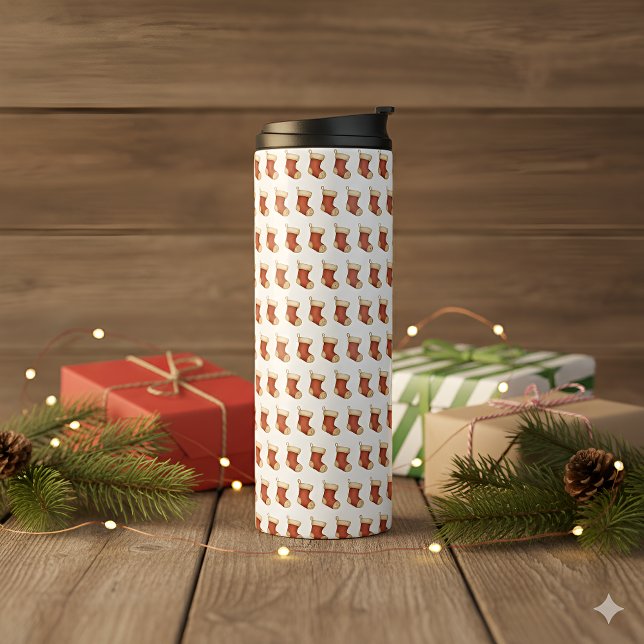 Soft Stitches Christmas Stocking Travel Mug Thermosbecher (Sip the season in style.
Our Soft Stitches Christmas Stocking Travel Mug wraps every warm drink )