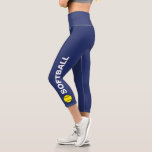 Softball Custom Text Team Name Navy Blau Capri Leggings<br><div class="desc">Stell dich auf das Feld mit diesen superbequemen Capri-Leggings mit einem Softball und deinem benutzerdefinierten Text (oder verlass "SOFTBALL"-Set vor einem navy blauen Hintergrund. Ändern Sie einfach die Farbe!  Komfortable,  hochwertige Leggings - perfekt für den Softball-Player in Ihrem Leben.</div>