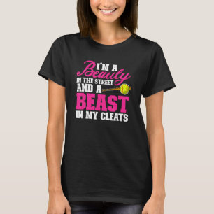 Softball Girl Beauty in der Straße und ein Biest i T-Shirt