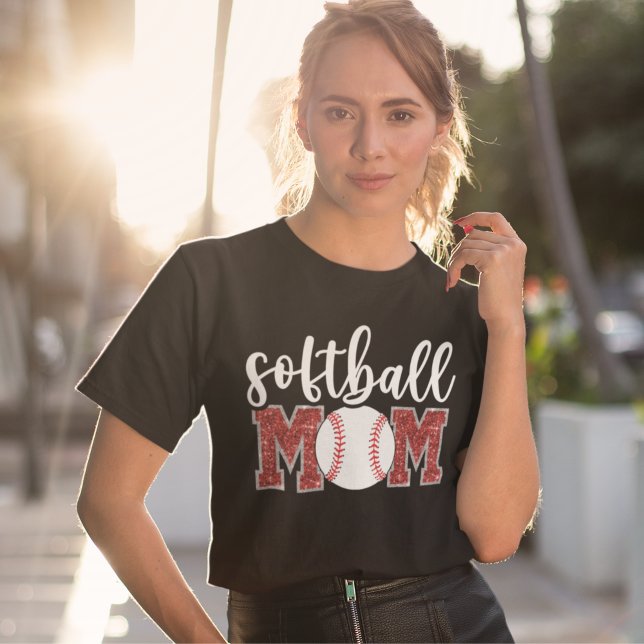 Softball Mom cute bright red text T-Shirt (Von Creator hochgeladen)