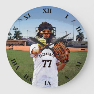 Softball-Spieler-Fänger mit Ihrem Namen und Zahl Große Wanduhr