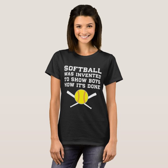 Softball wurde erfunden, um Jungen zu zeigen, wie T-Shirt (Vorne ganz)