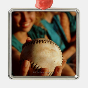 Softballteam der Jugendlichen, das im Einbaum Ornament Aus Metall