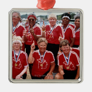 Softballteam sind Konkurrenten am Ornament Aus Metall