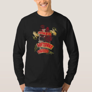 Software-Entwickler Tätowierter Totenkopf und rote T-Shirt