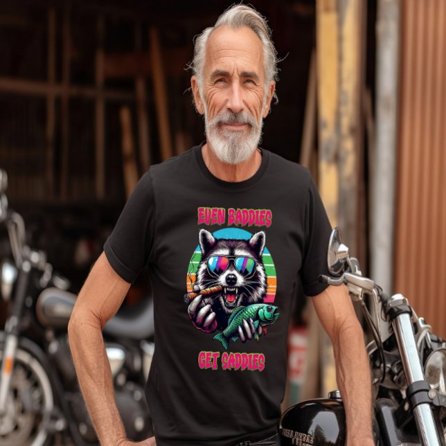 Sogar Baddies bekommen Saddies Racoon mit einem Fi T-Shirt (Von Creator hochgeladen)