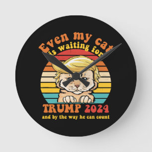 Sogar meine Katze wartet auf Trump 2024 Bekleidung Runde Wanduhr