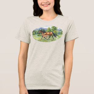 Sola Isländisches Pferd und Fohlen auf einer Bergw Tri-Blend Shirt