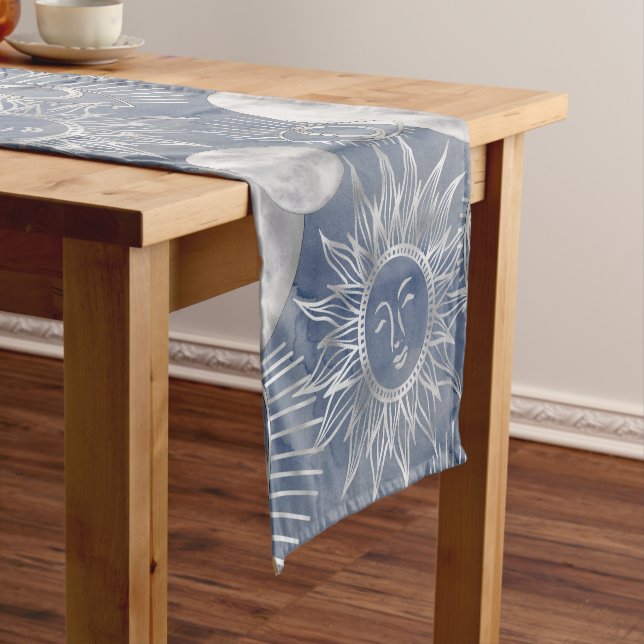 Solar Mystique | Dusty Blue Silver Moon Stars Sun Kurzer Tischläufer (Beispiel)