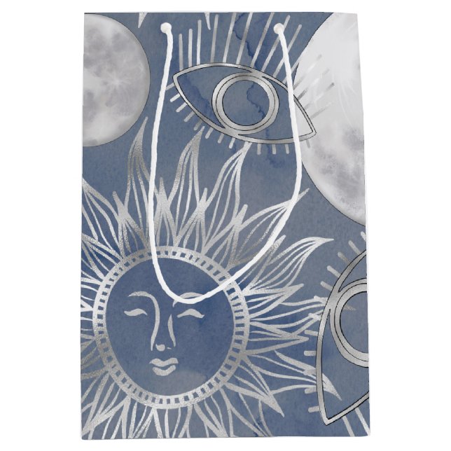 Solar Mystique | Dusty Blue Silver Moon Stars Sun Mittlere Geschenktüte (Vorderseite)