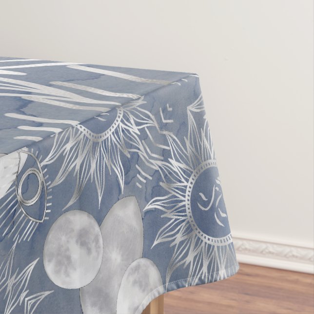 Solar Mystique | Dusty Blue Silver Moon Stars Sun Tischdecke (Beispiel)