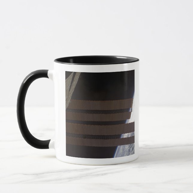 Solarkollektoren der Internationalen Raumstation Tasse (Links)