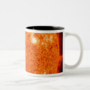 Solartätigkeit auf dem Sun Zweifarbige Tasse