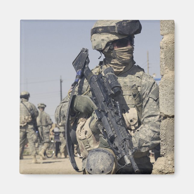 Soldat bewaffnet mit einem MK-48 Magnet (Vorne)