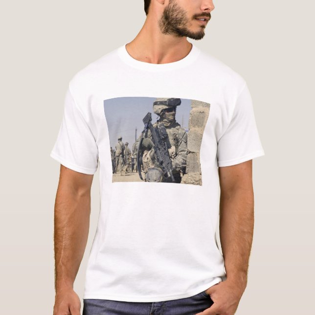 Soldat bewaffnet mit einem MK-48 T-Shirt (Vorderseite)