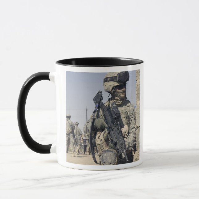Soldat bewaffnet mit einem MK-48 Tasse (Links)