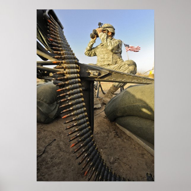 Soldat der Armee sucht nach feindlichen Aktivitäte Poster (Vorne)
