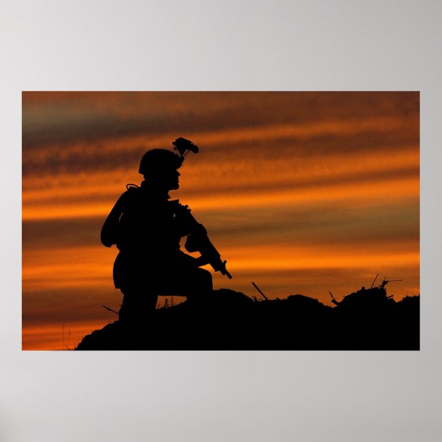Soldat, der eine Patrouille führt Poster (Vorne)