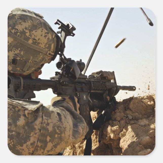 Soldat engagiert feindliche Kräfte Quadratischer Aufkleber (Vorderseite)