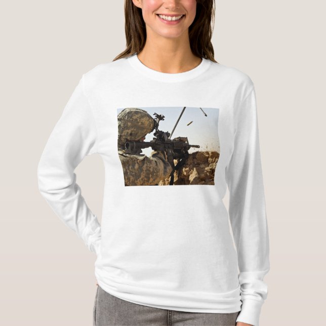 Soldat engagiert feindliche Kräfte T-Shirt (Vorderseite)