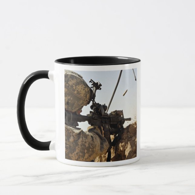 Soldat engagiert feindliche Kräfte Tasse (Links)