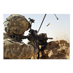 Soldat engagiert sich feindliche Kräfte Fotodruck