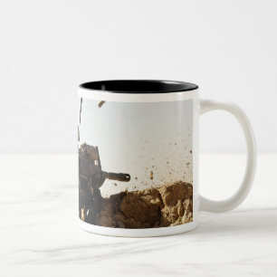 Soldat engagiert sich feindliche Kräfte Zweifarbige Tasse
