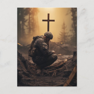 Soldat Gottes, der ein Holzkreuz hält Postkarte