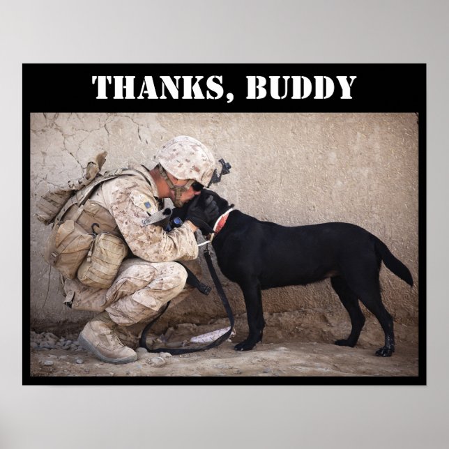 Soldat in Fatigues mit seinem Militärhund Poster (Vorne)