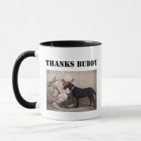 Soldat in Fatigues mit seiner Tasse für den Militä