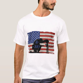Soldat knetet Silhouette und amerikanische Flagge T-Shirt