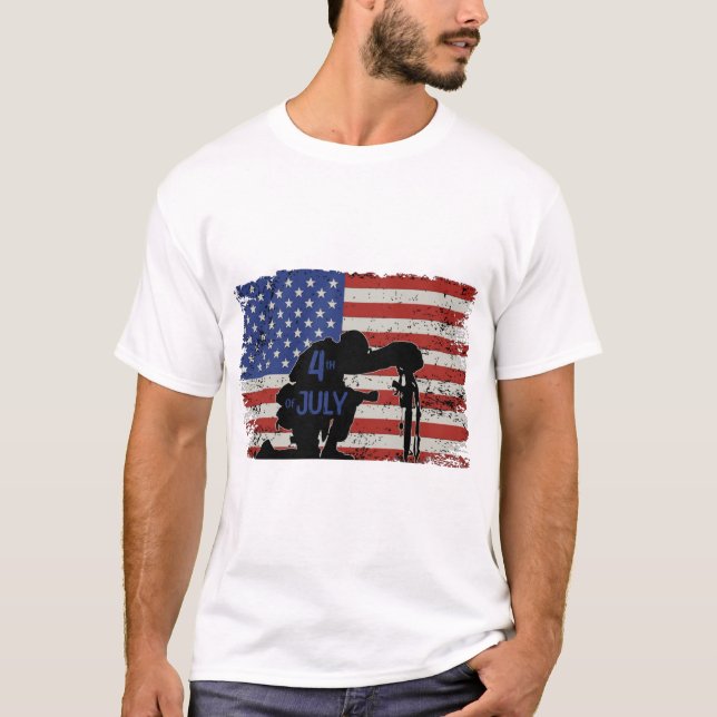 Soldat knetet Silhouette und amerikanische Flagge T-Shirt (Vorderseite)