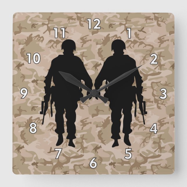Soldat/Krieger-Silhouette mit Camouflage Quadratische Wanduhr (Vorderseite)