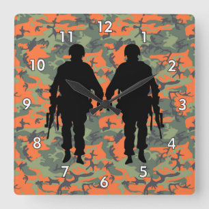 Soldat/Krieger-Silhouette mit Camouflage Quadratische Wanduhr