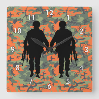 Soldat/Krieger-Silhouette mit Camouflage Quadratische Wanduhr