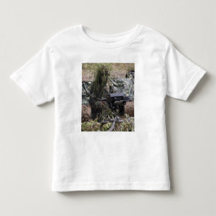 Soldat mit Granatwerfer MK-19 Kleinkind T-shirt
