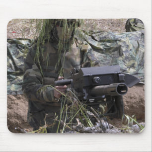 Soldat mit Granatwerfer MK-19 Mousepad