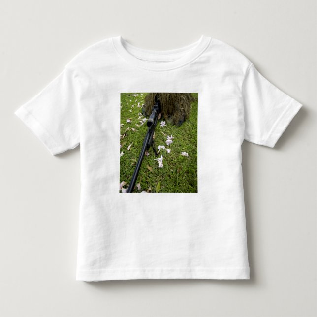 Soldat praktiziert Scharfmachertaktik Kleinkind T-shirt (Vorderseite)