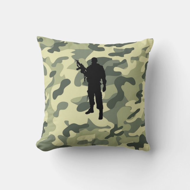 Soldat-Silhouette auf Camouflage-Kissen Kissen (Vorderseite)